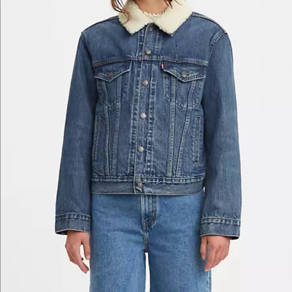 Levi’s Sherpa Long Sleeved Trucker Jacket - Women XL Medium Wash
